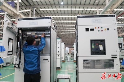 智能配電柜閃耀全球，盛隆電氣制造熱潮涌動